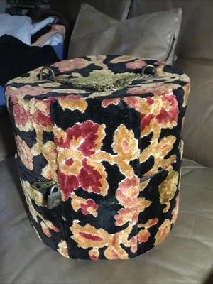 Caja de almacenamiento grande redonda floral con flores terciopelo malva texturizado Foto 1 de 4