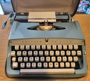 Macchina da scrivere portatile Brother De Luxe JP-1 1964 blu vintage con custodia - Foto 1 di 20