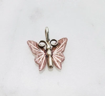 Colgante Mariposa Pequeña Estate Sólido Oro Amarillo y Rosa 10K Black Hills, 0,5" Foto 1 de 4