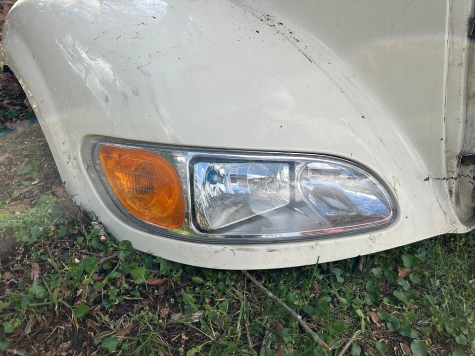 Peterbilt 386 2012 piezas capó faro  Foto 1 de 1