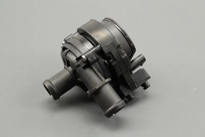 Bomba de agua refrigerante adicional original VW Golf Audi Skoda SEAT 2.0 TDI 2Q0965567A Foto 1 de 4