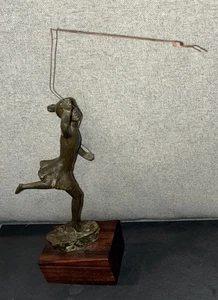 CURTIS JERE(??) Escultura Bronce NIÑA CON COMETA/GLOBOS - Firmada Ver Estado - Imagen 1 de 8