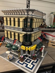 LEGO Set 10211 Grand Emporium w/ Instructions & Minifigures - Complete (no box)