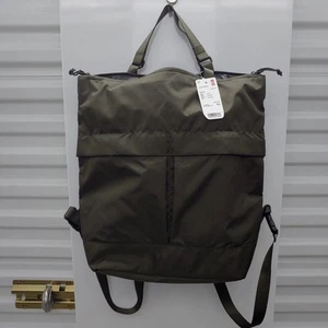 NUEVO - Vendedor de EE. UU. RÁPIDO - UNIQLO: C 2 VÍAS MOCHILA UTILITARIA - NUEVO CON ETIQUETAS OLIVA - Imagen 1 de 5
