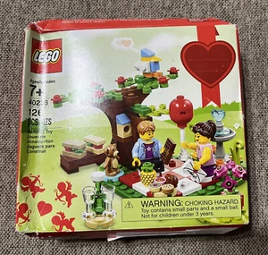 Lego 40236 SEASONAL ROMANTIC VALENTINE PICNIC scene Retired Flowers damaged box - Picture 1 of 5