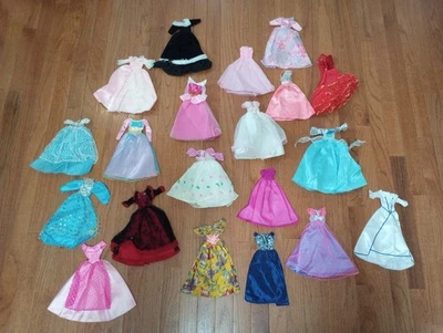 LOTE de 300+ Piezas Barbie y Ken Muñeca Ropa Trajes Vestidos Abrigos Pantalones Cortos ++++ Foto 1 de 4