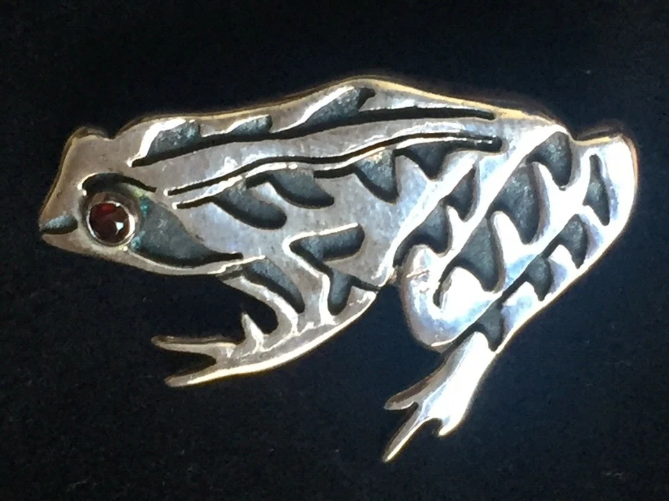 Заколка-лягушка с гранатовым глазом - Sue B - чистое серебро - Изображение 1 из 1