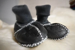 Warm Super Soft Leather Shearling Lined Black Booties That Actually Stay on ! - Picture 1 of 12