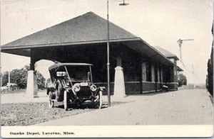Omaha Railroad Depot, Luverne Minnesota - 1930 posted b&w Postcard - Classic Car - Picture 1 of 2