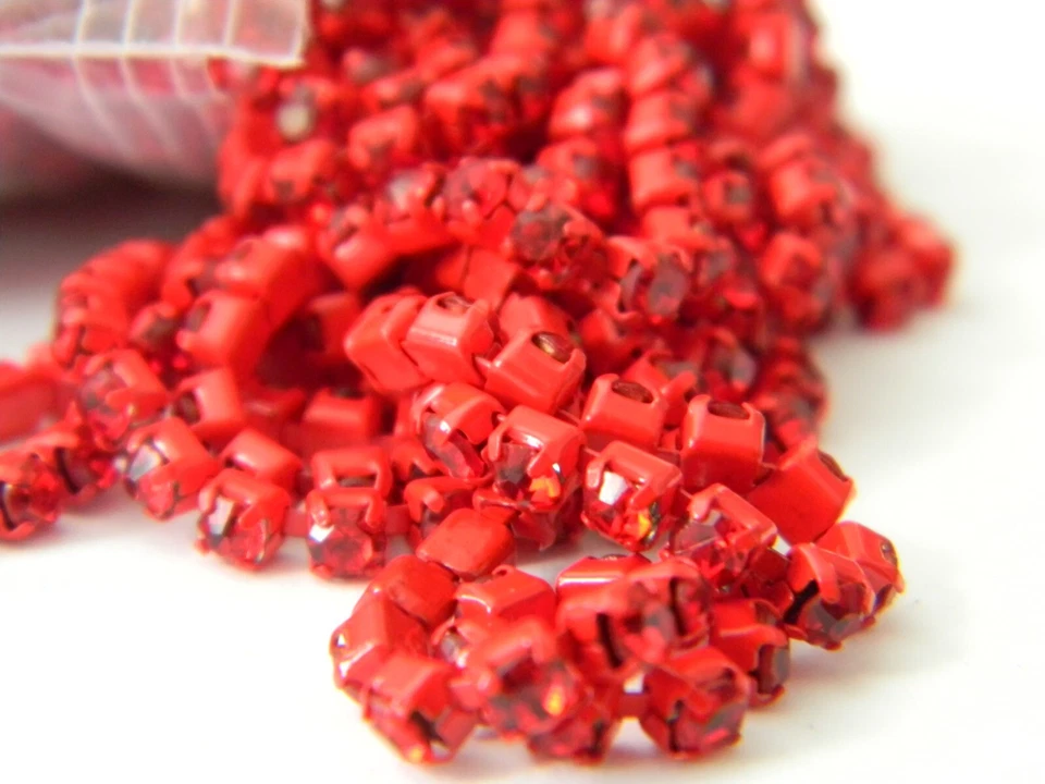 Cadena de copa de diamantes de imitación AB rojos de 3 mm en montura roja, cadena roja por el pie Foto 1 de 4