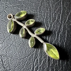 VINTAGE PERIDOT GREEN LEAF & HALLMARKED 925 STERLING SILVER NECKLACE PENDANT - Picture 1 of 4
