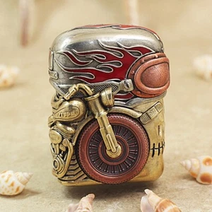 Accendino Zippo Armatura Teschio Cavaliere Modello Fuoco 5 Lati Acquaforte Argento Oro Regolare - Foto 1 di 7