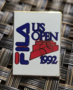 PIN COLECCIONABLE DE TENIS FILA 1992 ABIERTO EE. UU. RARO L@@K - Imagen 1 de 3