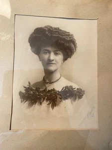 Antique 1907 Portrait Signed "M. Mendes" – Edwardian Woman with Voluminous Hairs - Foto 1 di 10