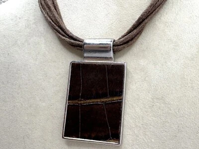 Collar colgante cuadrado de cuero marrón en relieve con cordones Cookie Lee tono plata Foto 1 de 4