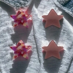 Juego de 4 clips para garras de cabello mini estrellas único y vibrante púrpura - Imagen 1 de 5
