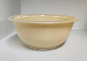 Vintage Pyrex Nesting Bowl #322 pale yellow 7" - Picture 1 of 3