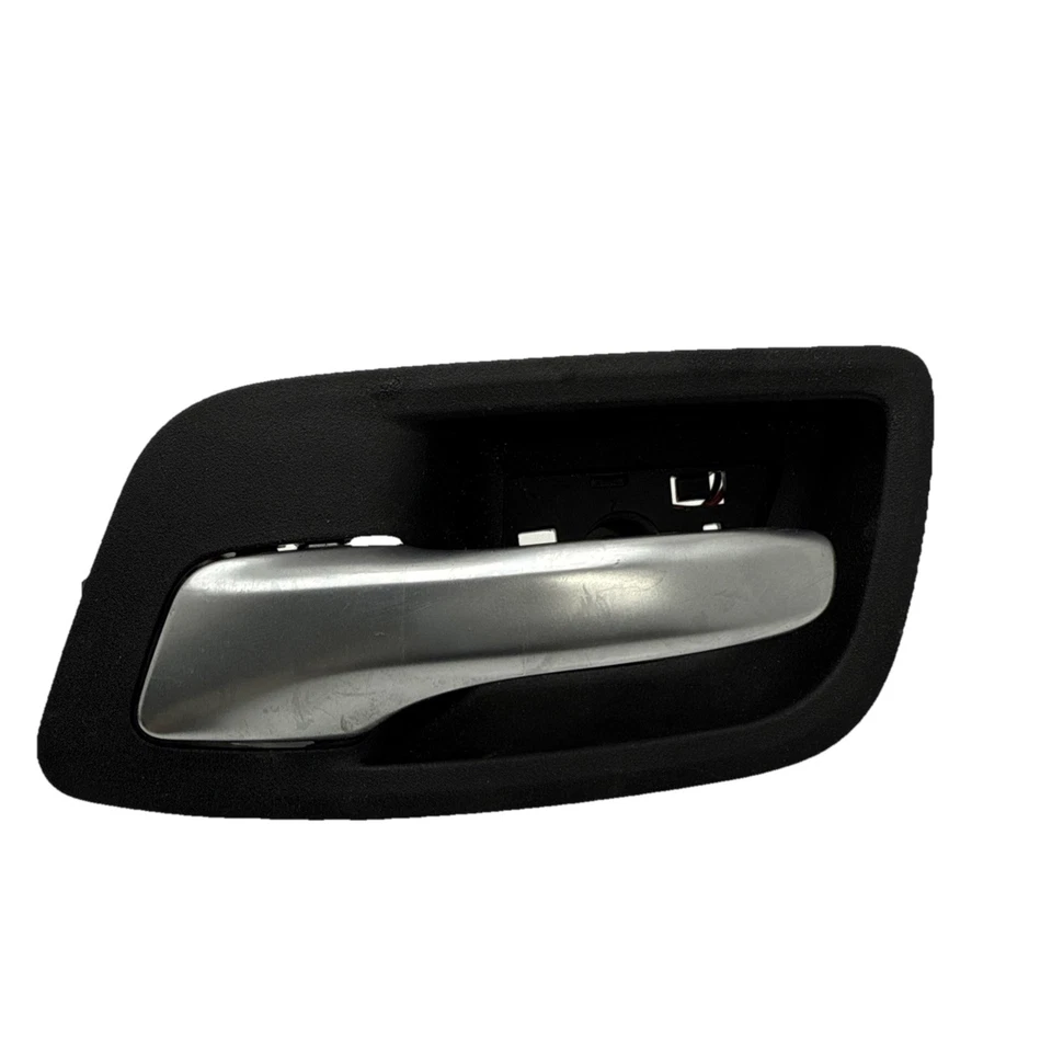 2015-2022 CHRYSLER 300 REAR LEFT SIDE INTERIOR DOOR PANEL HANDLE BEZEL TRIM OEM Foto 1 de 4