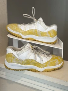 Nike Air Jordan 11 sneaker da basket basse in pelle di serpente gialla taglia 3Y 580522-107 - Foto 1 di 9