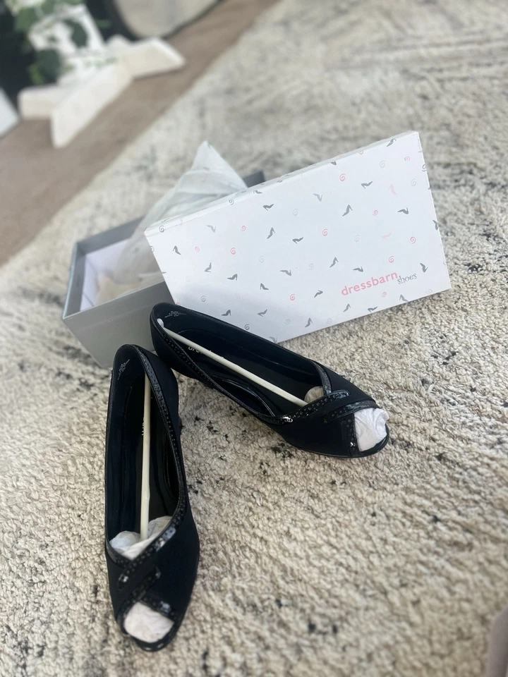 Tacones Dressbarn negros con recortes decorativos Foto 1 de 4