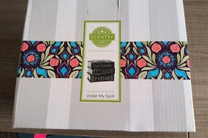 Calentador de cera Scentsy ”Under My Spell ” - Pila de libros - ¡Nuevo en caja! - Imagen 1 de 8