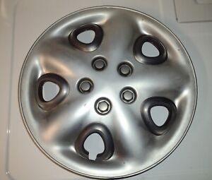 Hubcaps/Wheel Covers - One 15" Silver '26 Series' Style Hubcap. Pre-owned.