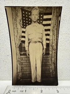 Vintage Snapshot Photo Booth WWII US Soldat in Uniform amerikanische Flagge Hintergrund - Bild 1 von 3