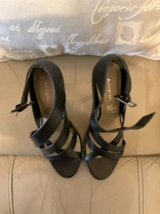Schwarzer Stilettoschuh mit hohem Absatz (3,5 Zoll) von M&S Größe 5,5 - Bild 1 von 3