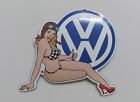 "VW AUTO PINUP Mädchen Garagenschild PORZELLAN EMAILLE EMAILLE SCHILD 6,1x5,5"