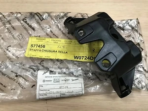 Staffa supporto sella blocco sella originale (OE) Piaggio Vespa GTS300 08-16 577456 - Foto 1 di 5