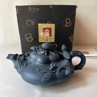 Tetera de arcilla Zisha YixingWare - Relieve de hojas y bayas - Marcada por artista Foto 1 de 4