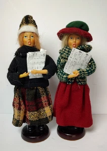 Vintage 2er Set Mädchen Karolinger rot grün 10" hoch Holzsockel - Bild 1 von 4