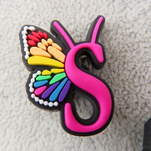 SCHMETTERLING ALPHABET Buchstabe S EINZELNER Schuh Anhänger Regenbogen bunt rosa groß - Bild 1 von 9