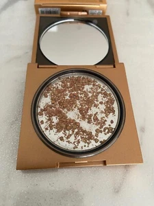 New! Huda Beauty Empowered - Face Gloss Highlighting Dew Illuminator Highlighter - Picture 1 of 5