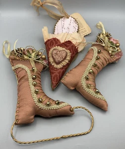 Vintage Victorian Soft Rose Pink Cream Skate Boot Slipper Christmas Ornaments - Bild 1 von 16