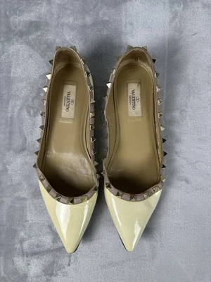 Valentino Garavani Patente Rockstud Ballet Plano Marfil/Poudre Talla EU 37.5 Foto 1 de 4