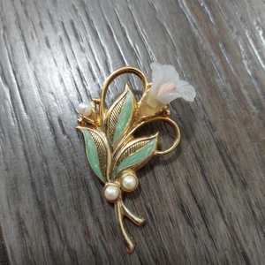 Broche de perlas de imitación esmaltado ramo de flores de porcelana translúcida joyería 1928 de colección - Imagen 1 de 2