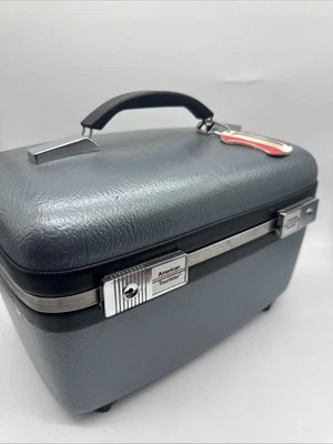 De colección ~ Azul/Gris American Tourister®️ Maleta de tren de equipaje con espejo Foto 1 de 4
