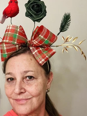 Diadema dorada de Navidad hecha a mano lazo rojo pájaro rojo flor verde pino hojas doradas Foto 1 de 4