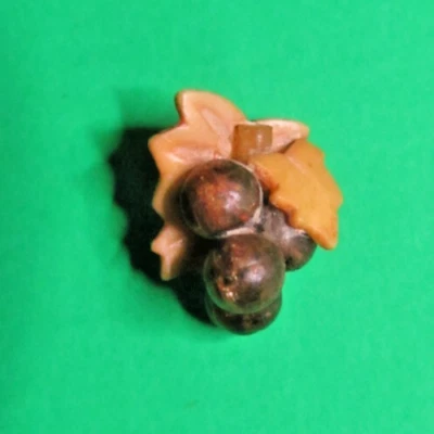 Vtg PLUM FRUIT LEAF EARLY PLASTIC CELLULOID? WEEBER-LIKE REALISTIC BUTTON-Y115 - Image 1 of 2