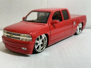 JADA DUB 2002 CHEVY SILVERADO ROT 1:24 PICKUP TRUCK DIECAST MODELL NEU OHNE BOX - Bild 1 von 13