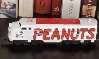 A Charlie Brown Christmas train N scale SNOOPY engine model tree peanuts - Image 1 of 4