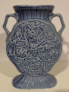 Vintage. Keramik Keramik 2-Griff Vase blau mit Traubenmuster Deutschland 8" Höhe x 5,5" Breite - Bild 1 von 7