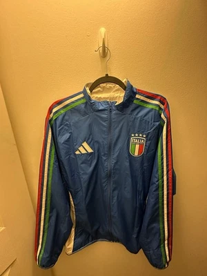 Jaqueta de futebol Adidas Itália FIGC masculina com zíper completo reversível hino Italia IX0418 nova com etiquetas - Imagem 1 de 4