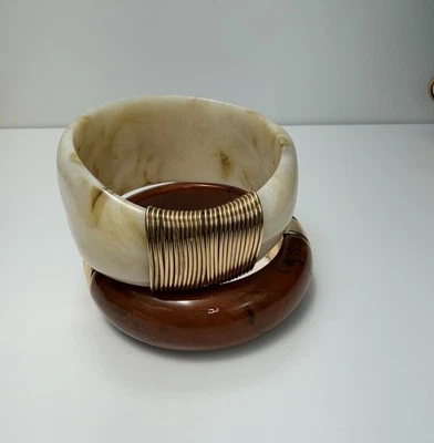 Juego de brazaletes de resina gruesa Zara marrón arce y crema paquete de 2 Foto 1 de 4