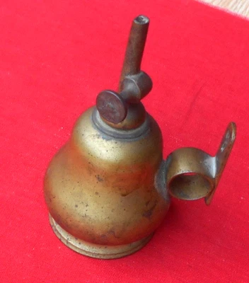 Une  Lampe à Huile en Laiton   ! - Photo 1/4