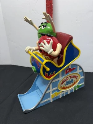 Dispensador de caramelos montaña rusa M&M’s Wild Thing rojo y verde personaje funciona raro Foto 1 de 4