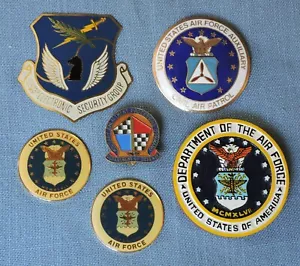 Lote (6) - U.S.A.F. Emblemas de la Fuerza Aérea, carteles, prendedores, DUI, adorno - Imagen 1 de 2