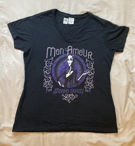 Mom Amour The Addams Family Morticia Damen-T-Shirt LARGE schwarz V-Ausschnitt - Bild 1 von 8