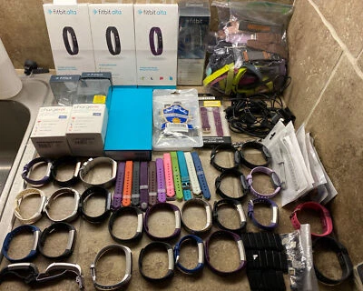ENORME LOTE DE 46 Fitbit Charge, Inspire, Alta, Flex Trackers + Accesorios TON Foto 1 de 4